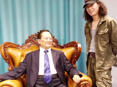 郭院長(zhǎng)與金庸先生蠟像照.gif 郭院長(zhǎng)與金庸先生蠟像照.gif