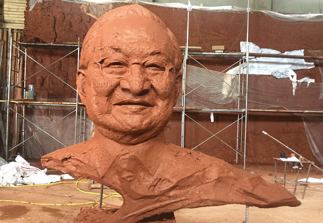 金庸先生銅像泥塑.gif 金庸先生銅像泥塑.gif